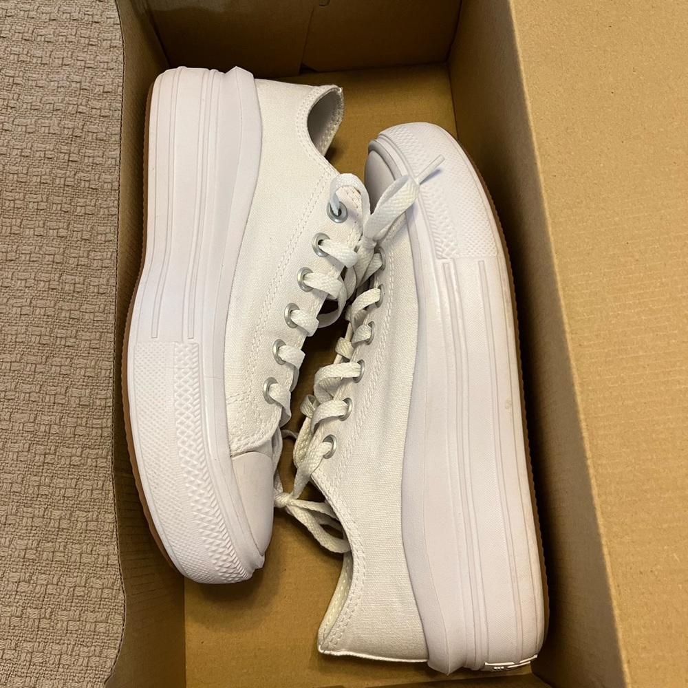 Women’s converse white size 8